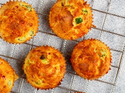 Солени мъфини със сирене, броколи и царевица - снимка на рецептата